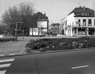 52004 Gezicht in de Oude Daalstraat te Utrecht met rechts op de voorgrond de voor- en zijgevel van het hoekpand ...